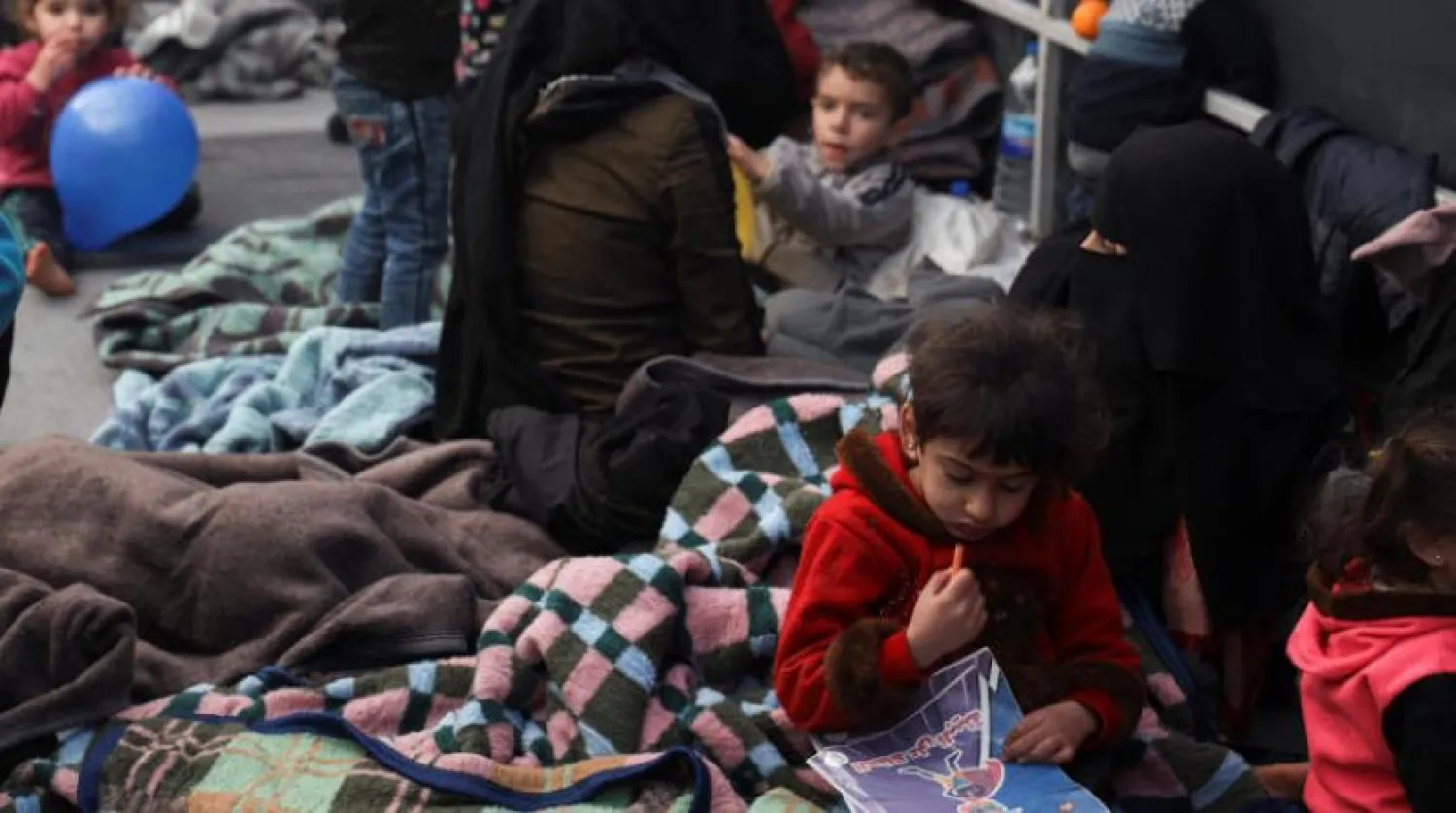 Suriye’nin İdlib kentinde geçici bir sığınakta kalan depremzedeler ve çocukları (Reuters)