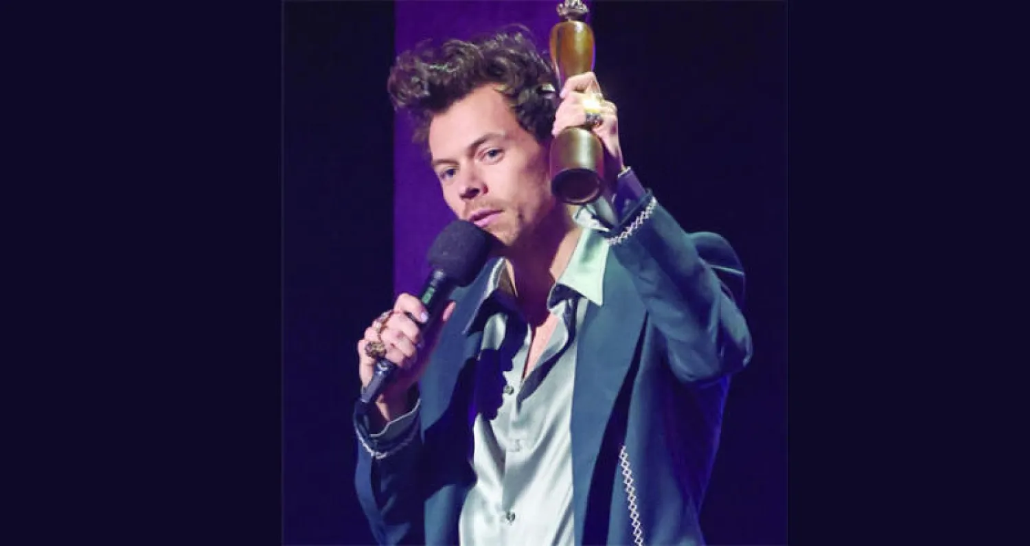 ستايلز بعد حصوله على جائزة فنان العام في لندن (رويترز)