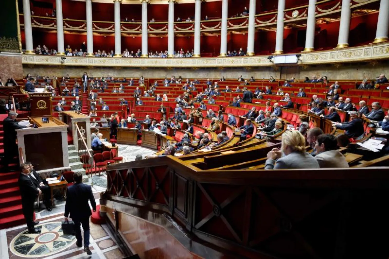 البرلمان الفرنسي لدى مناقشته مشروع قانون تعديل سن التقاعد الحكومي اليوم (أ.ف.ب)