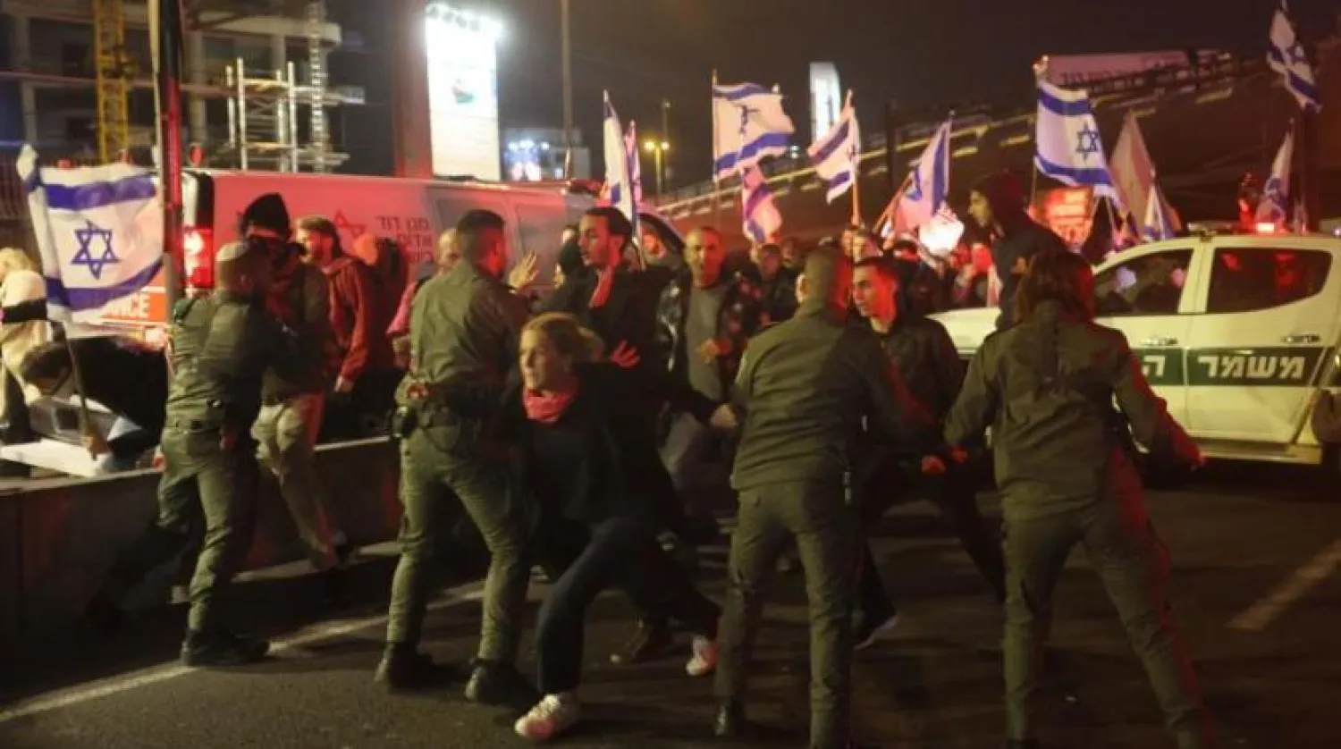 İsrail polisi, Tel Aviv'in merkezindeki gösteriler sırasında yolu kapattı (AFP)
