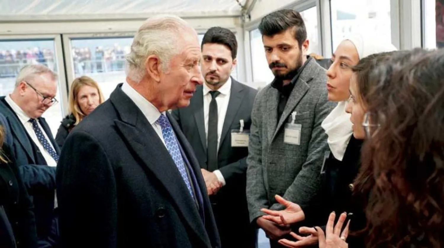 الملك تشارلز الثالث يتحدث إلى أعضاء من الجالية السورية في لندن حيث أُقيمت خيمة في ساحة «الطرف الأغر» لجمع التبرعات للمتضررين من الزلزال الذي ضرب تركيا وسوريا الاثنين الماضي... الملك البريطاني زار أيضاً مركزاً مماثلاً أقامه أعضاء من الجالية التركية في بريطانيا (رويترز)