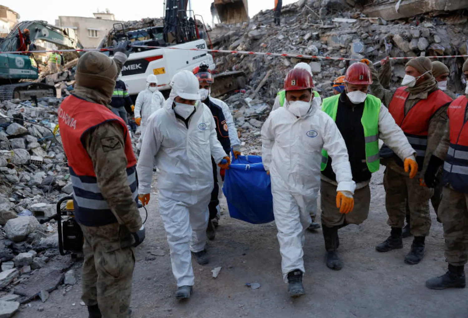 نقل جثة في هطاي (رويترز)