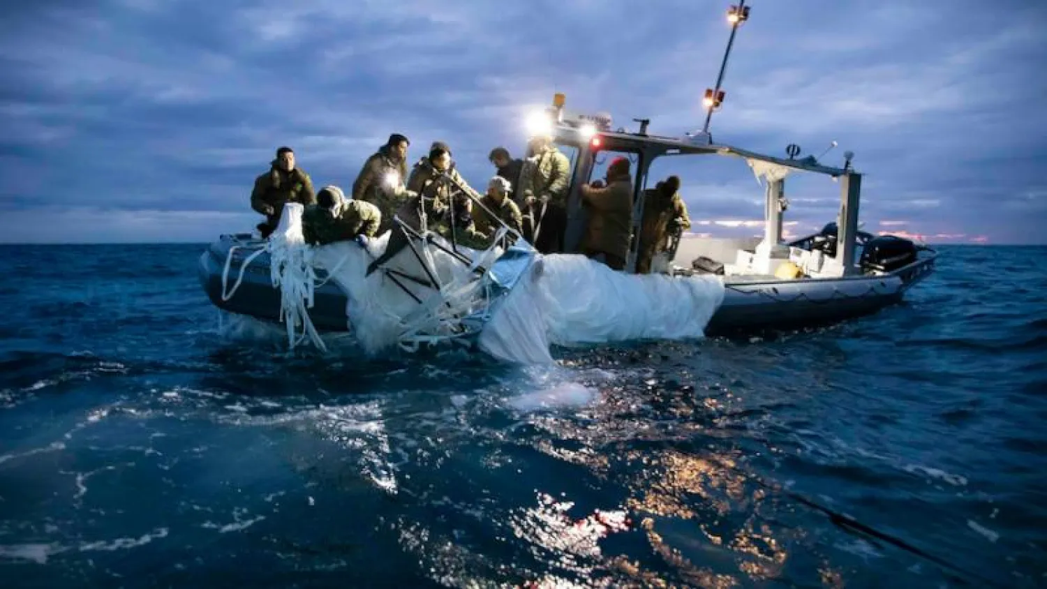 بحارة يستعيدون المنطاد الصيني الذي تم إسقاطه في 4 فبراير 2023 (أ.ب)