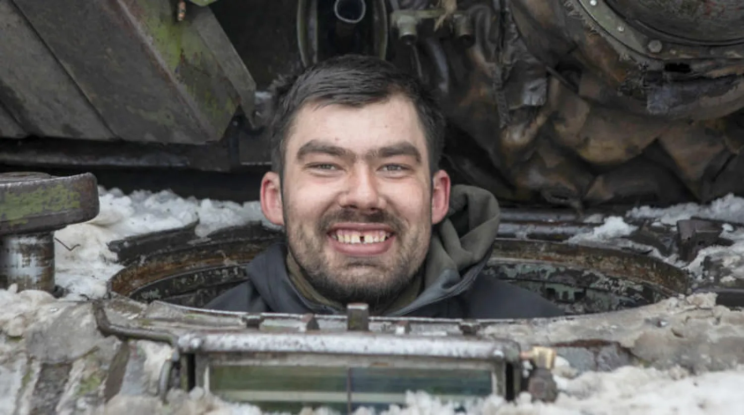 جندي أوكراني يطل برأسه أمس من دبابته على خط النار في باخموت حيث تدور معارك طاحنة