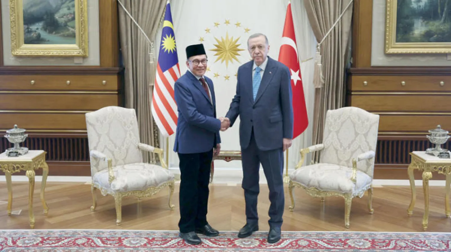 إردوغان خلال استقباله رئيس الوزراء الماليزي أنور إبراهيم في أنقرة أمس (أ.ف.ب)