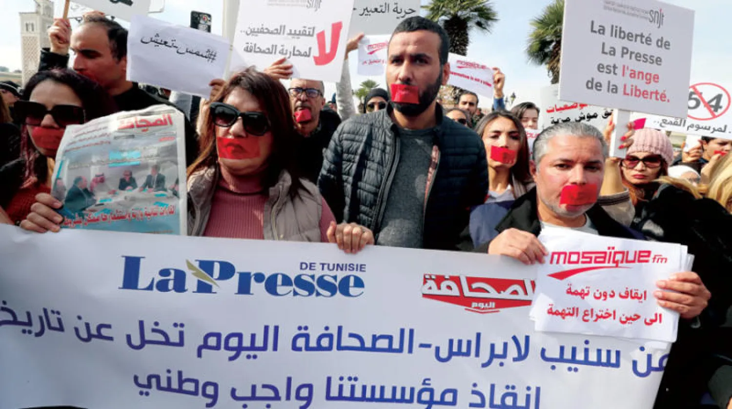 جانب من الوقفة الاحتجاجية التي نفذها الصحافيون التونسيون وسط العاصمة أمس (إ.ب.أ)