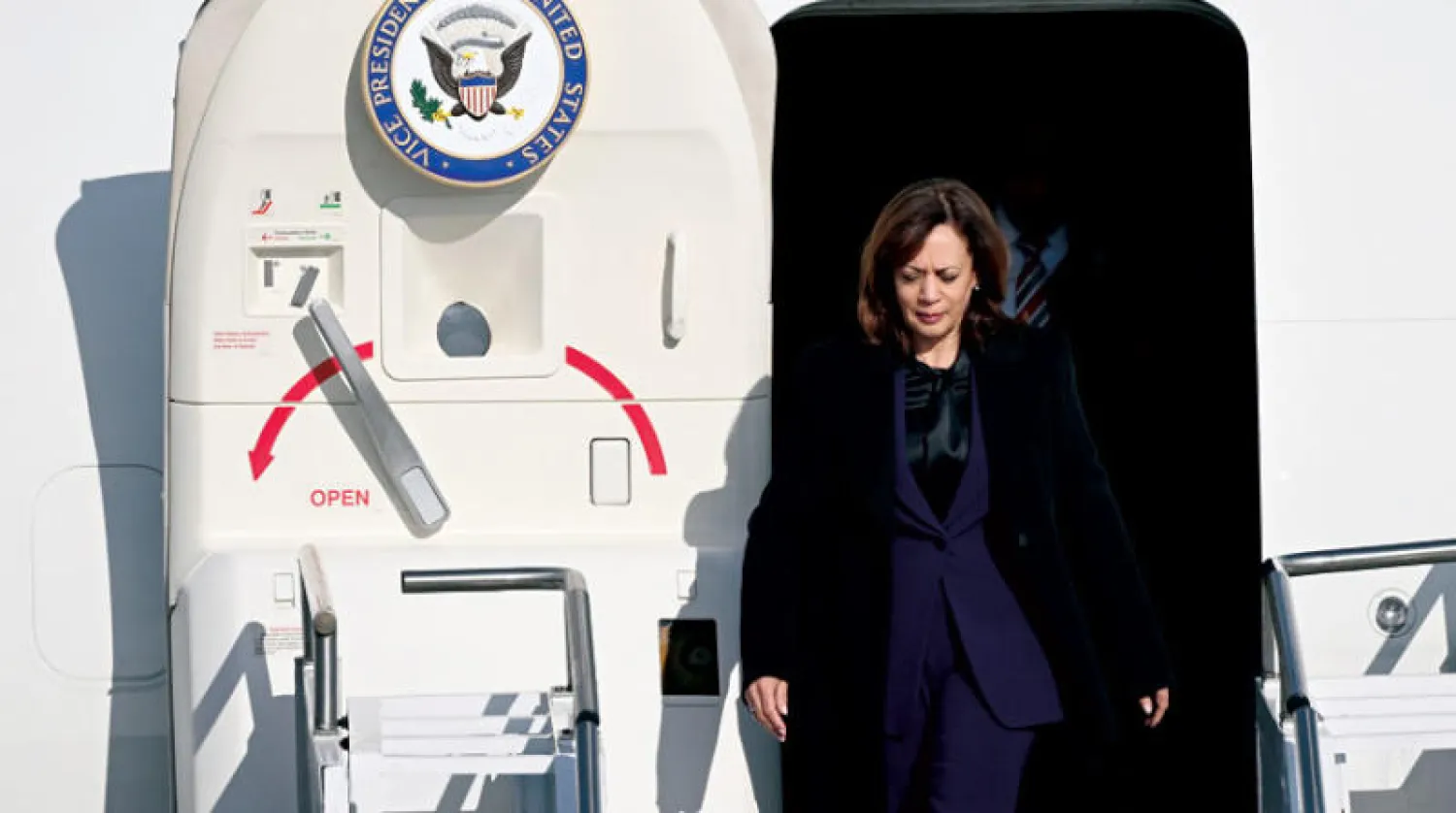 هاريس لدى وصولها إلى ميونيخ أمس (أ.ب)