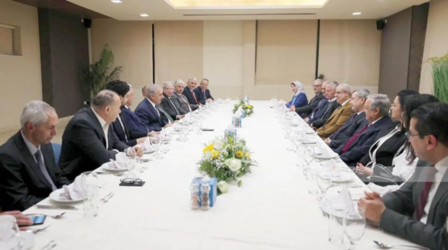 Filistin Başbakan Muhammed İştiyye, Libyalı iş insanları heyetiyle bir araya geldi (WAFA)  