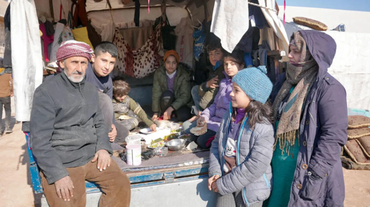 الشاحنة الصغيرة التي صارت مأوى (أ.ف.ب)