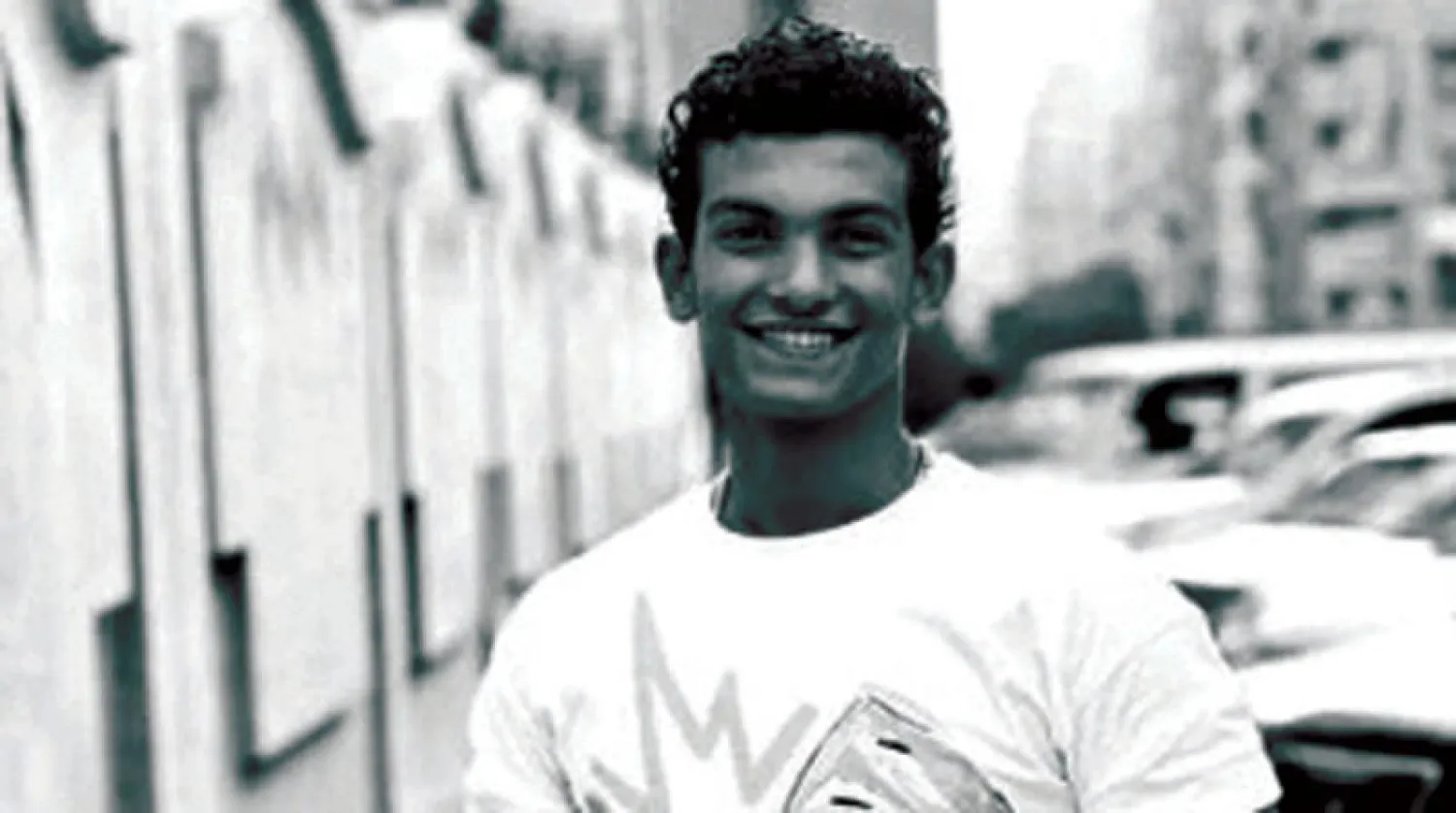 أعضاء لجنة تحكيم الجائزة مع المتوجين بها في صورة تذكارية (ماب)