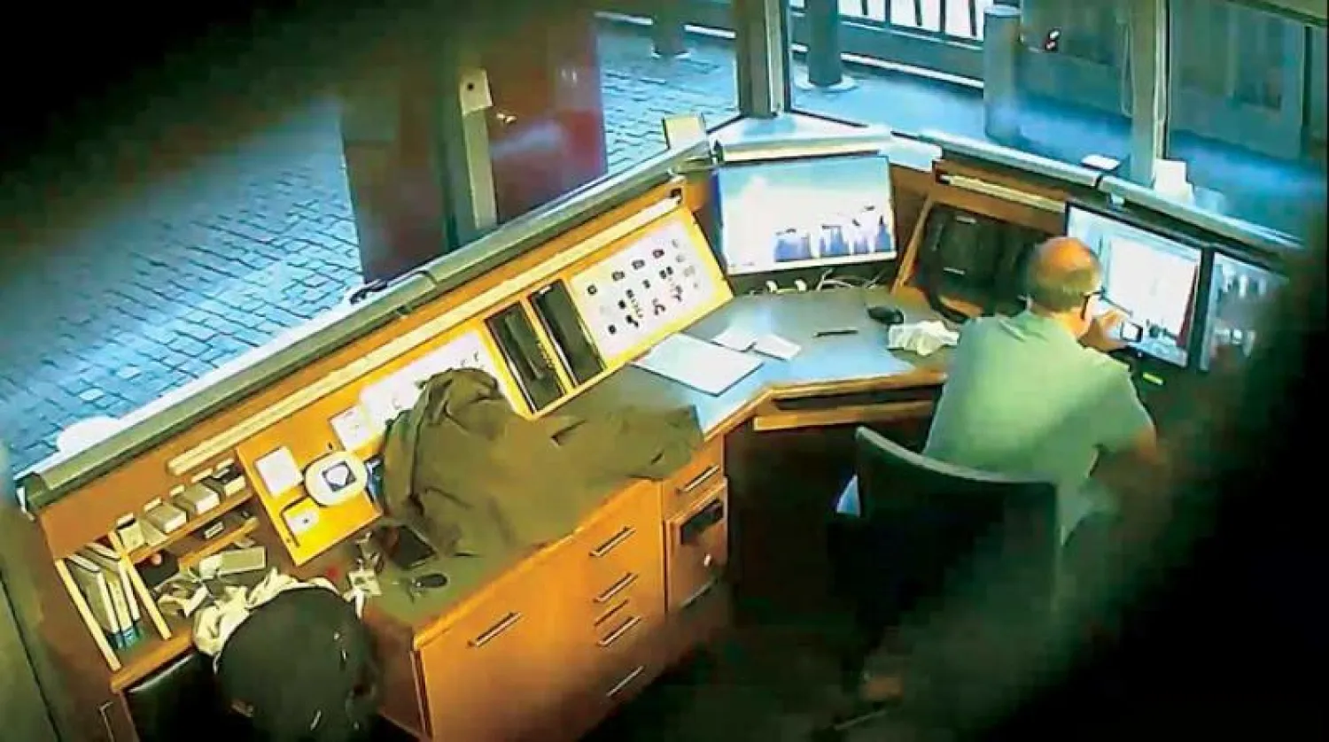 صورة من كاميرا مراقبة تظهر سميث وهو يلتقط صورا داخل السفارة البريطانية ببرلين (أ.ف.ب)