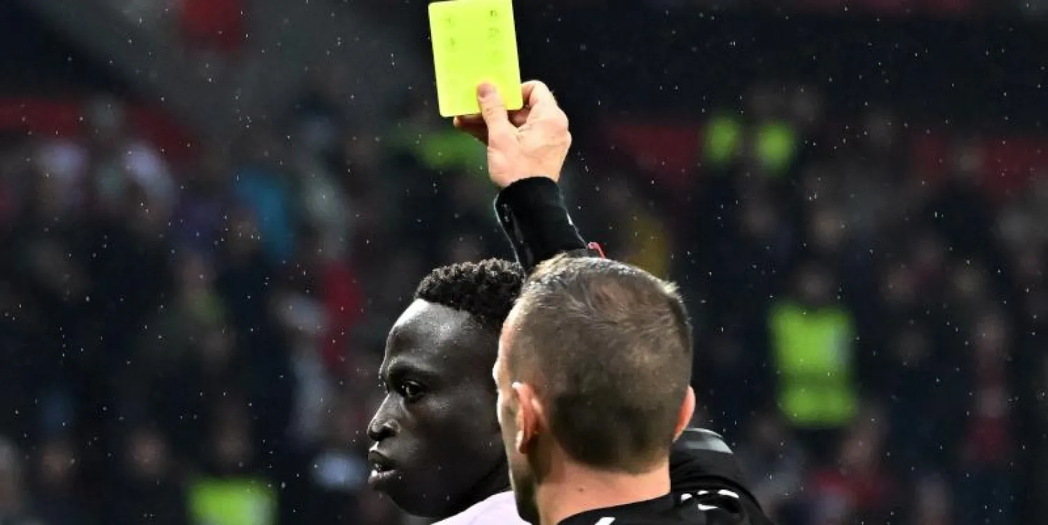 التهديدات التي يتعرض لها الحكام مثار قلق بالنسبة لكثير من الاتحادات المحلية الكروية (رويترز)