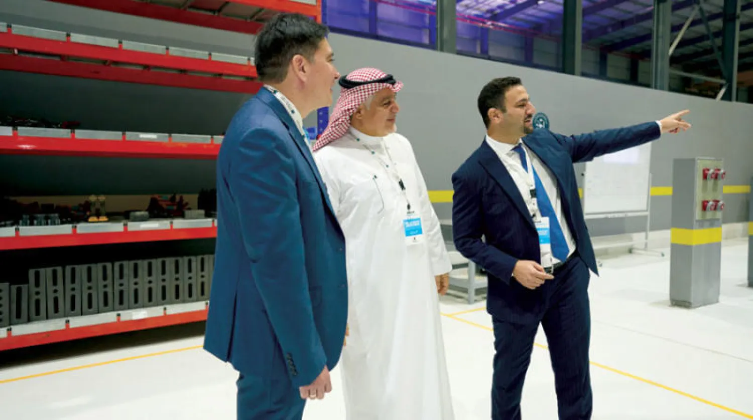 روي دونلسون رئيس شركة «رايثيون العربية السعودية» والمهندس محمد سراج وعلاء عكرة من شركة الزاهد الصناعية في مصنع وحدات الطاقة الرئيسية (الشرق الأوسط)