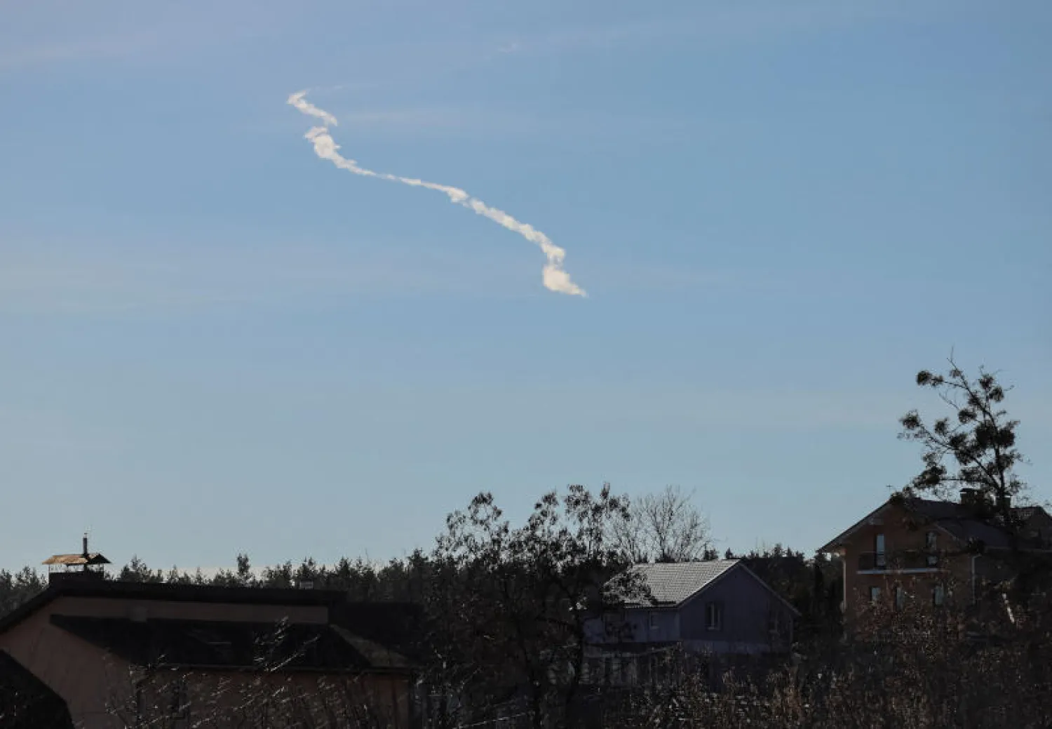 أثر لصاروخ يظهر في السماء مع استمرار القصف الروسي على أوكرانيا (رويترز)