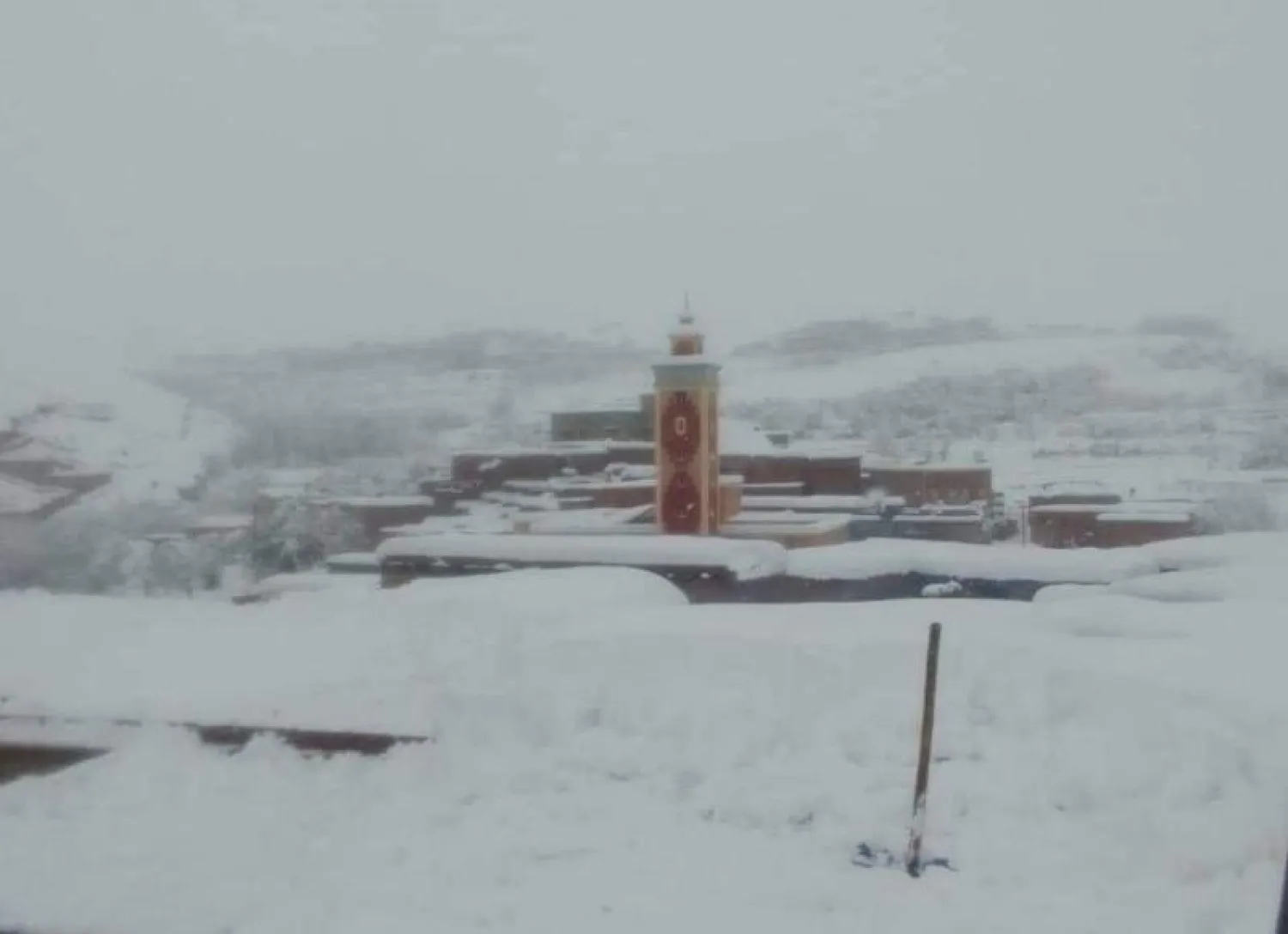 قرية في إقليم ورزازات بعد أن غطتها الثلوج (صور متداولة في مواقع التواصل الاجتماعي)