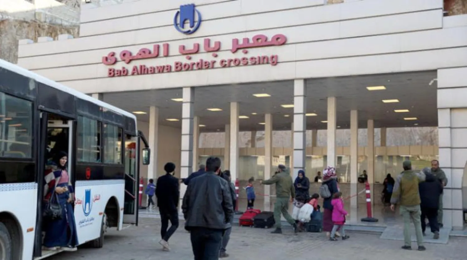 Türkiye'nin depremden etkilenen bölgelerinde yaşayan Suriyeliler, ülkelerine dönmek için İdlib'deki Bab el-Hava Sınır Kapısı’nı kullanıyor. (EPA)