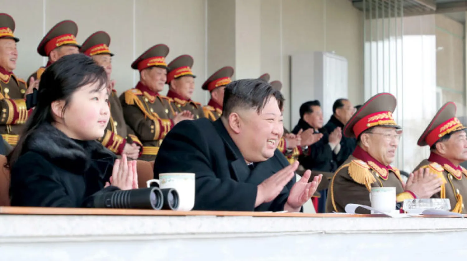 كيم جونغ أون وابنته يحضران منافسة رياضية في بيونغ يانغ الجمعة (إ.ب.أ)