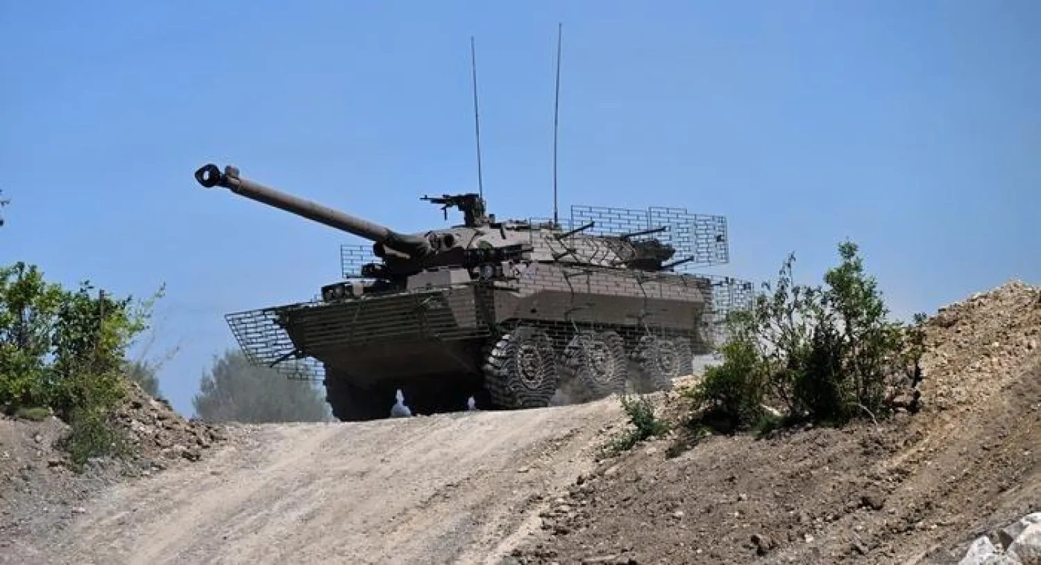 الدبابة القتالية الخفيفة "إيه ام اكس-10" (أرشيفية)