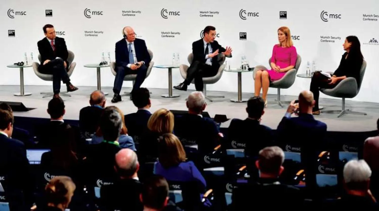 بوريل وكالاس خلال مشاركتهما في جلسة خلال اليوم الأخير من «مؤتمر ميونيخ للأمن» أمس (إ.ب.أ)