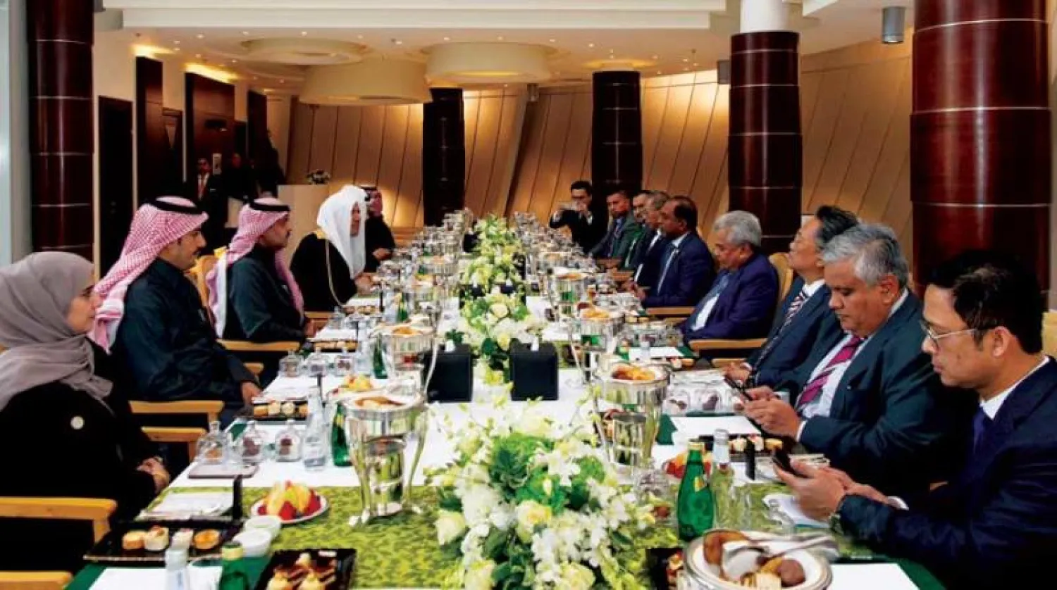 جانب من لقاء أمين عام رابطة العالم الإسلامي مع الوفد الرفيع برئاسة وزير الخارجية الماليزي في الرياض (واس)