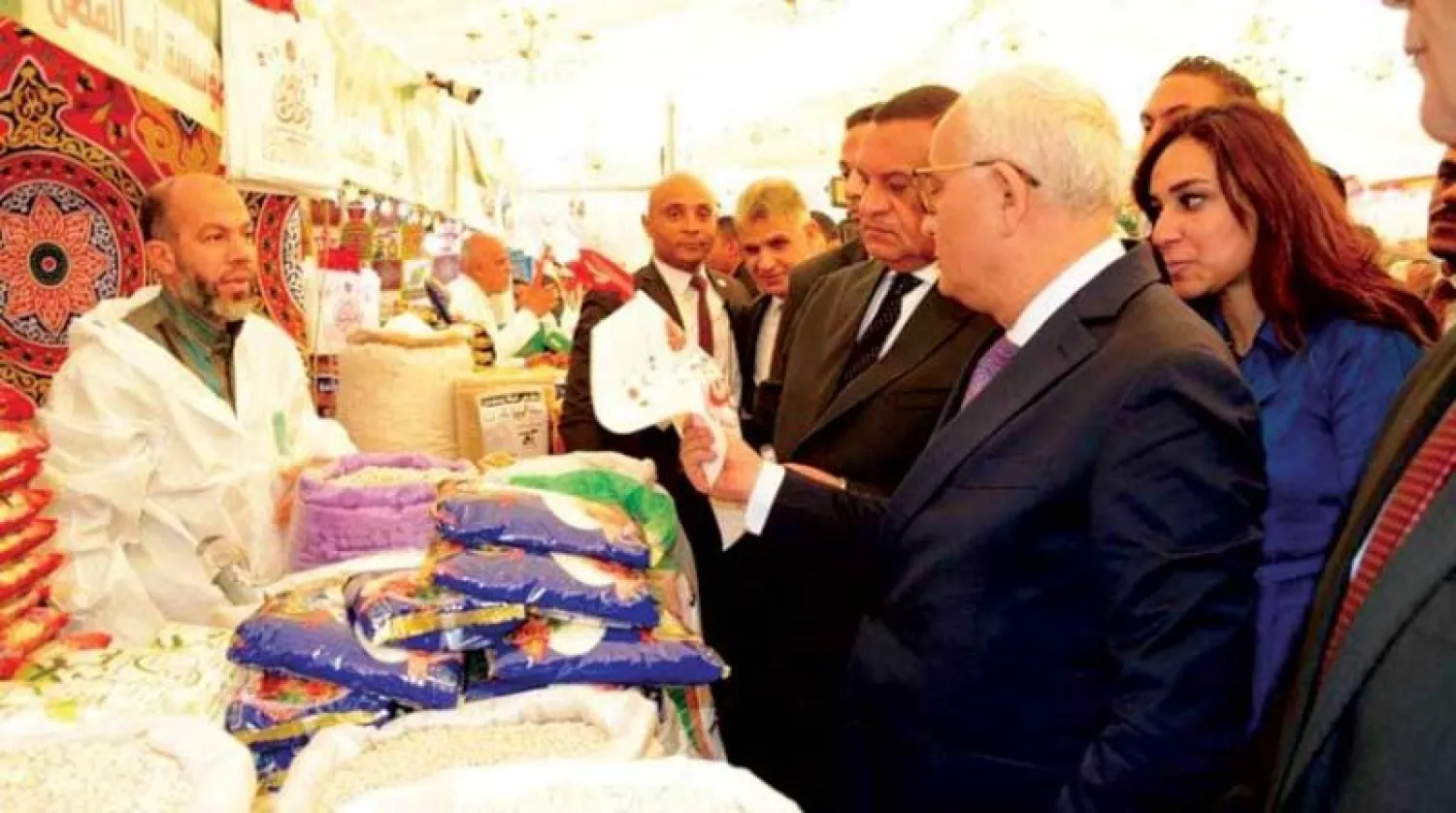 اللواء هشام آمنة وزير التنمية المحلية المصري يتفقد أحد معارض «أهلاً رمضان» الأحد (الصفحة الرسمية لمجلس الوزراء المصري على فيسبوك)