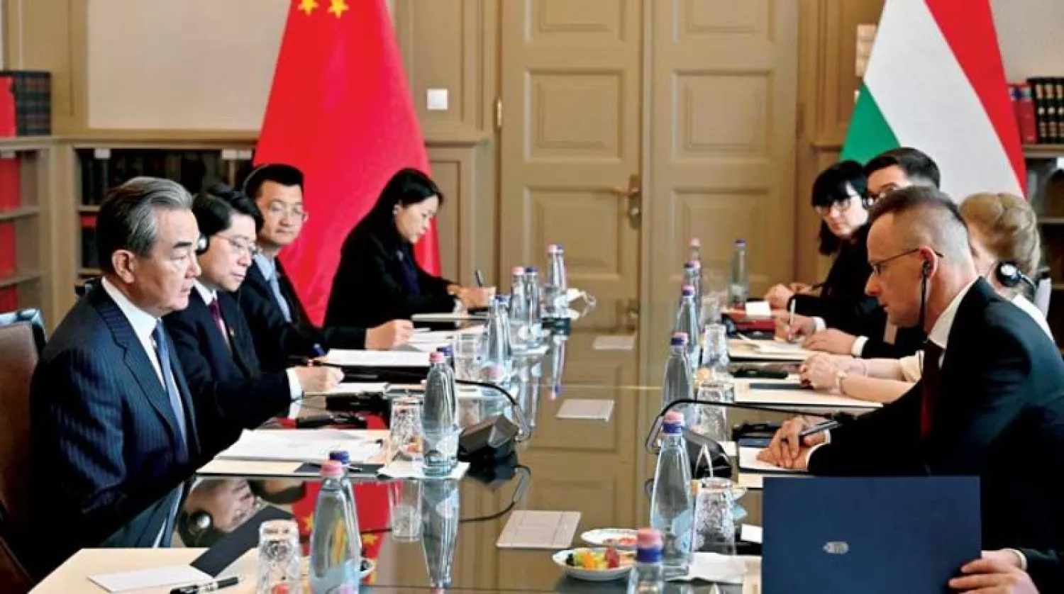 وزير الخارجية الصيني لدى اجتماعه مع نظيره المجري في بودابست أمس (أ.ف.ب)