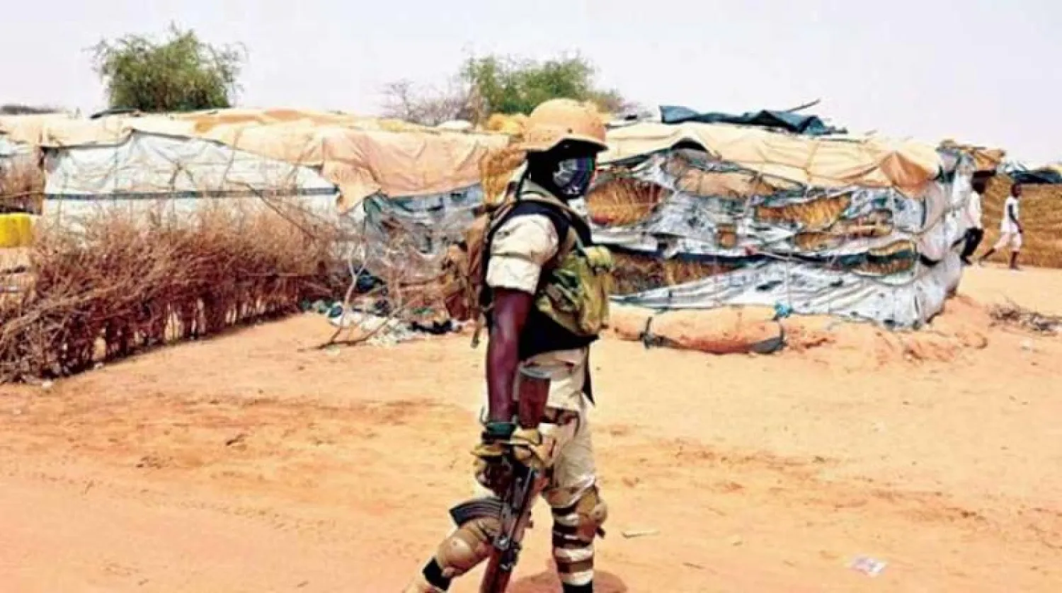 جندي يقوم بدورية بمخيم للنازحين في أولام بالنيجر (أ.ف.ب)