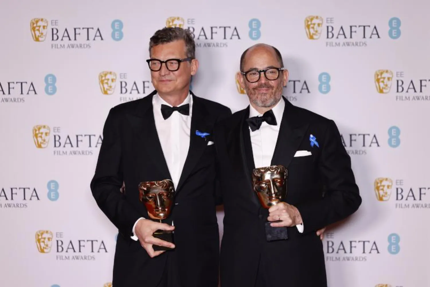 المخرج الألماني إدوارد برغر (يمين) والمنتج مالته غرونرت (يسار) أثناء تسلمهما للجائزة (إ.ب.أ)