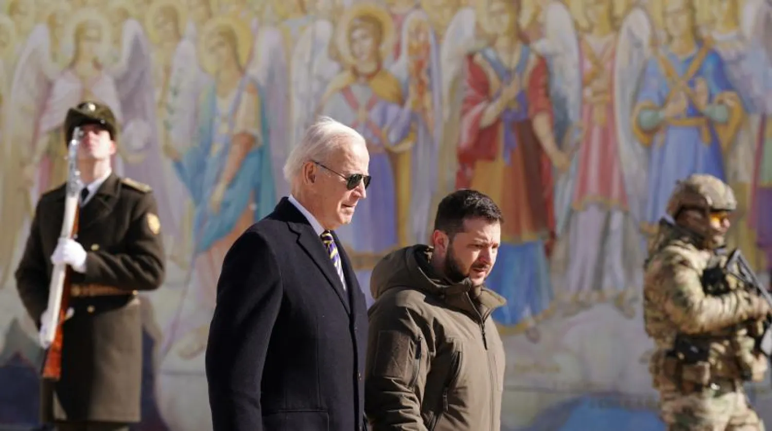  الرئيس الأميركي يزور بصحبة نظيره الأوكراني الجدار التذكاري لقتلى الحرب في ساحة القديس ميخائيل بكييف (أ.ف.ب)