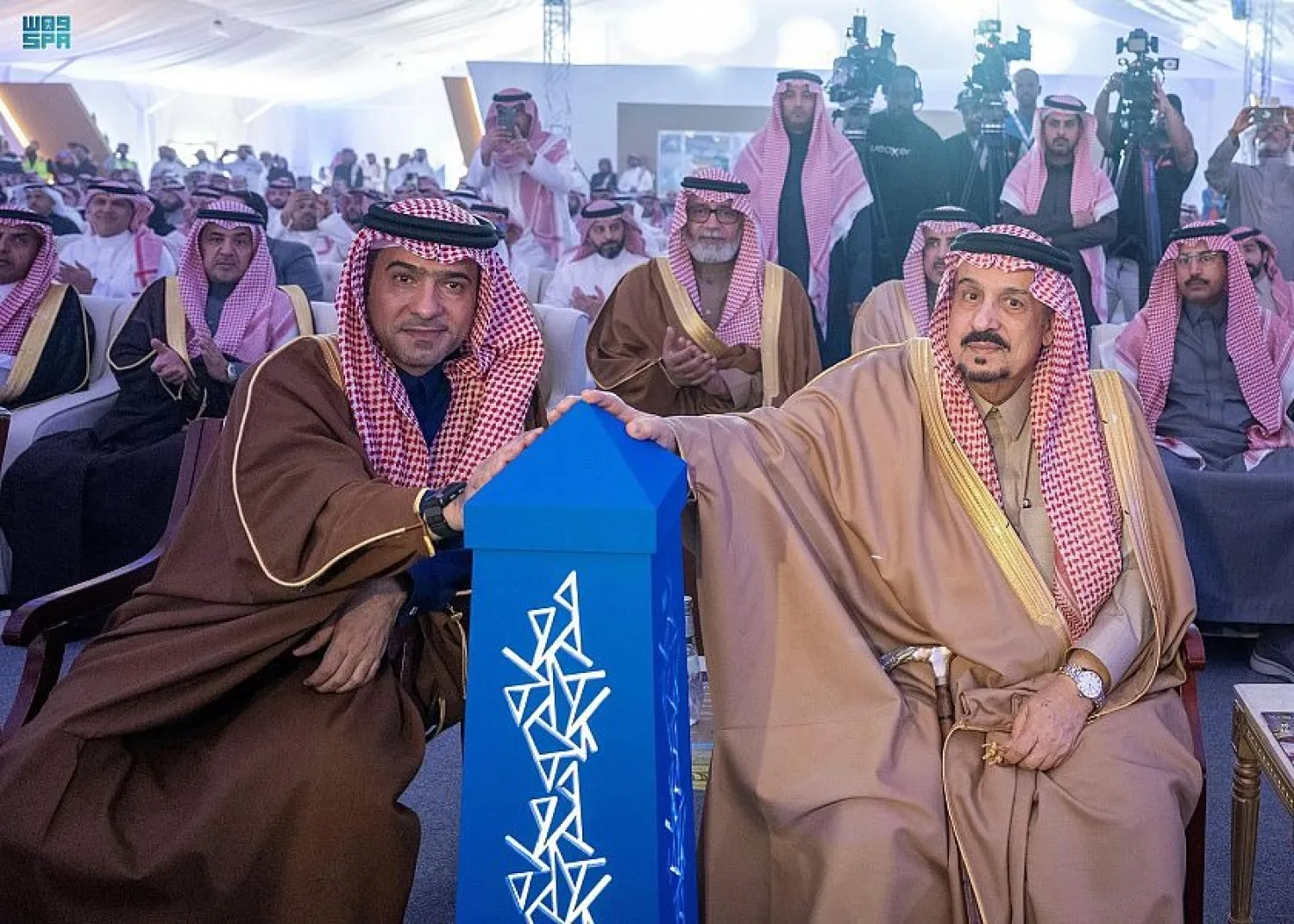 جانب من تدشين أمير الرياض ووزير الإسكان أخيراً ضاحية الفرسان التي تعد من أكبر الأحياء في السعودية (واس)