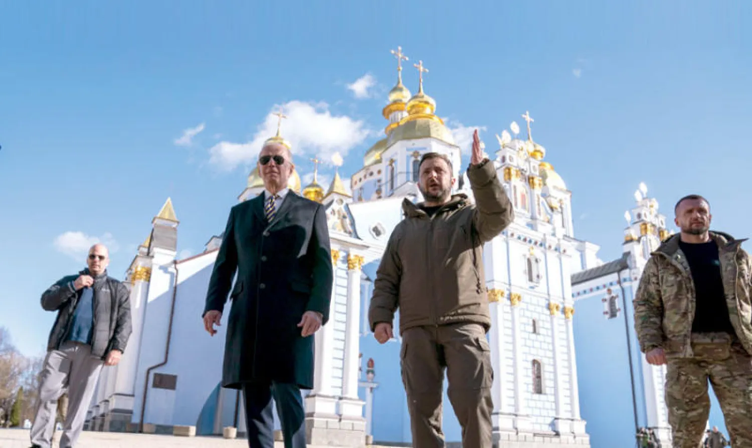 الرئيسان الأميركي جو بايدن والأوكراني فولوديمير زيلينسكي أمام كنيسة وسط كييف أمس (أ.ب)