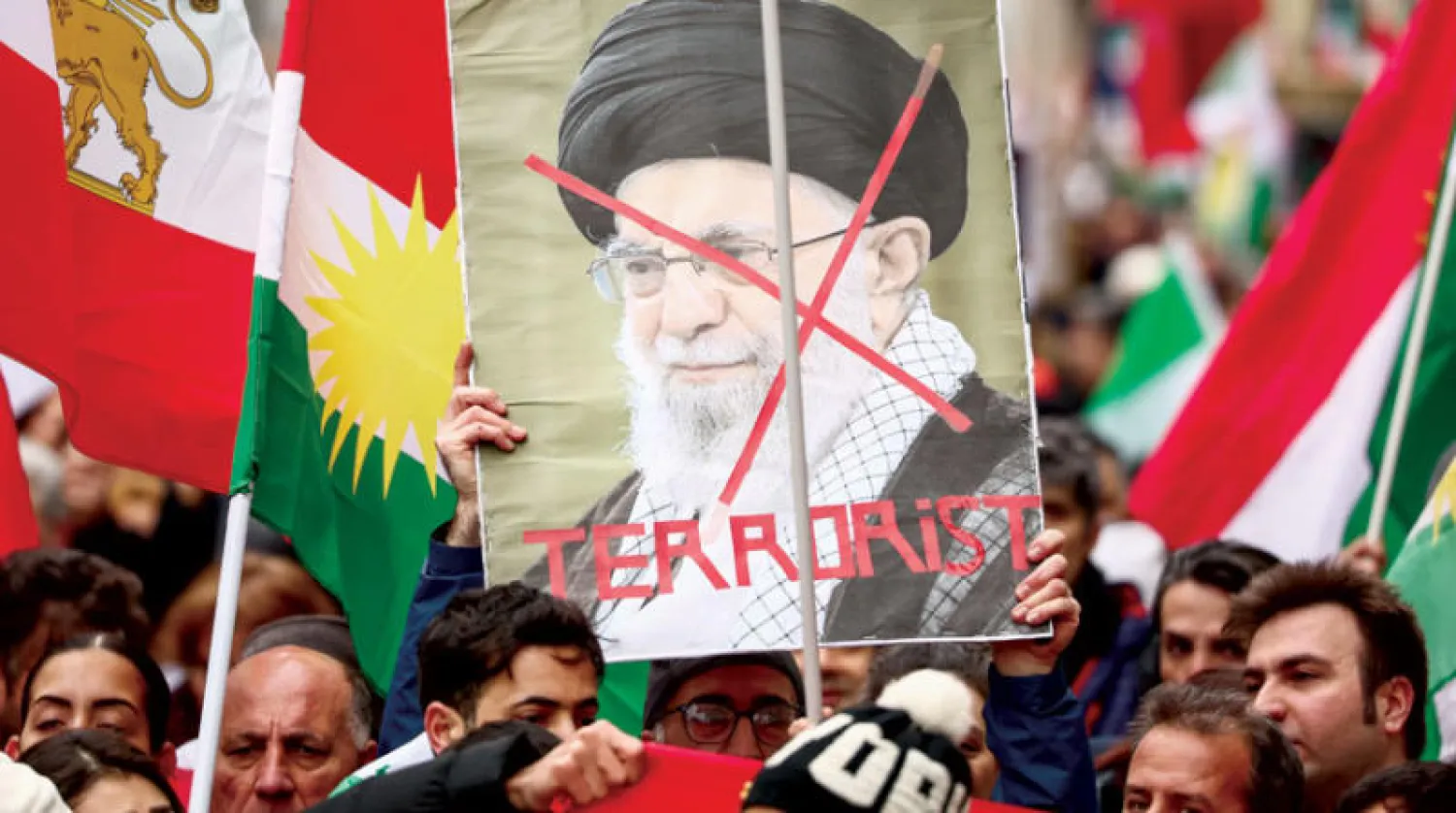 إيرانيون يتظاهرون أمام البرلمان الأوروبي أمس (إ.ب.أ)