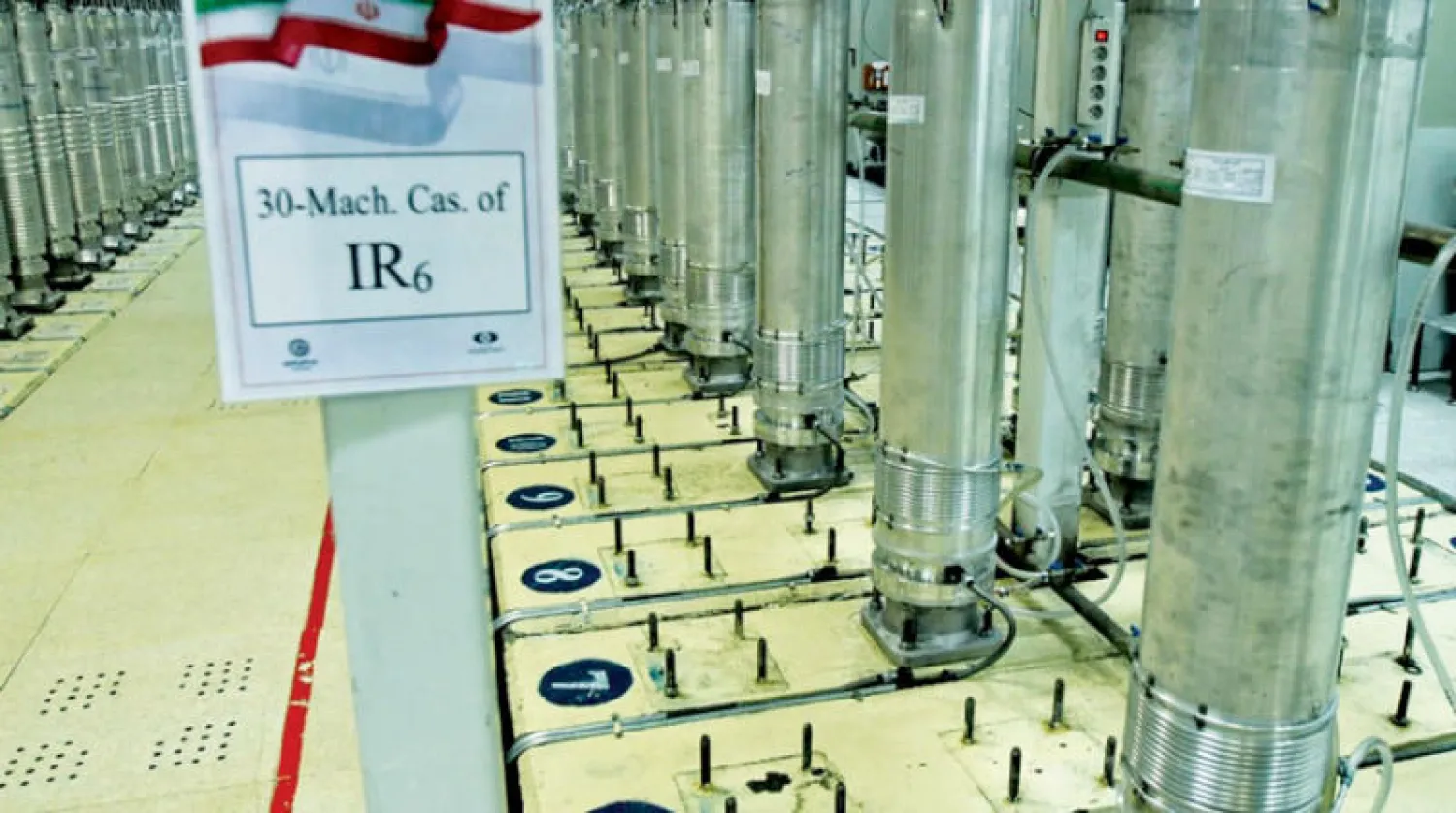 سلسلة من أجهزة الطرد المركزي بمنشأة «نطنز» لتخصيب اليورانيوم في لقطات بثها التلفزيون الرسمي الإيراني (أرشيفية - أ.ب)