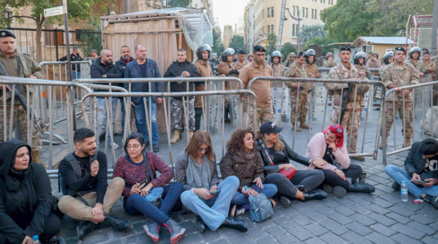 ناشطون أمام مجلس النواب في بيروت خلال تجمع تضامني مع نائبين معتصمين داخل مقر البرلمان في 20 يناير الماضي (أ.ف.ب)