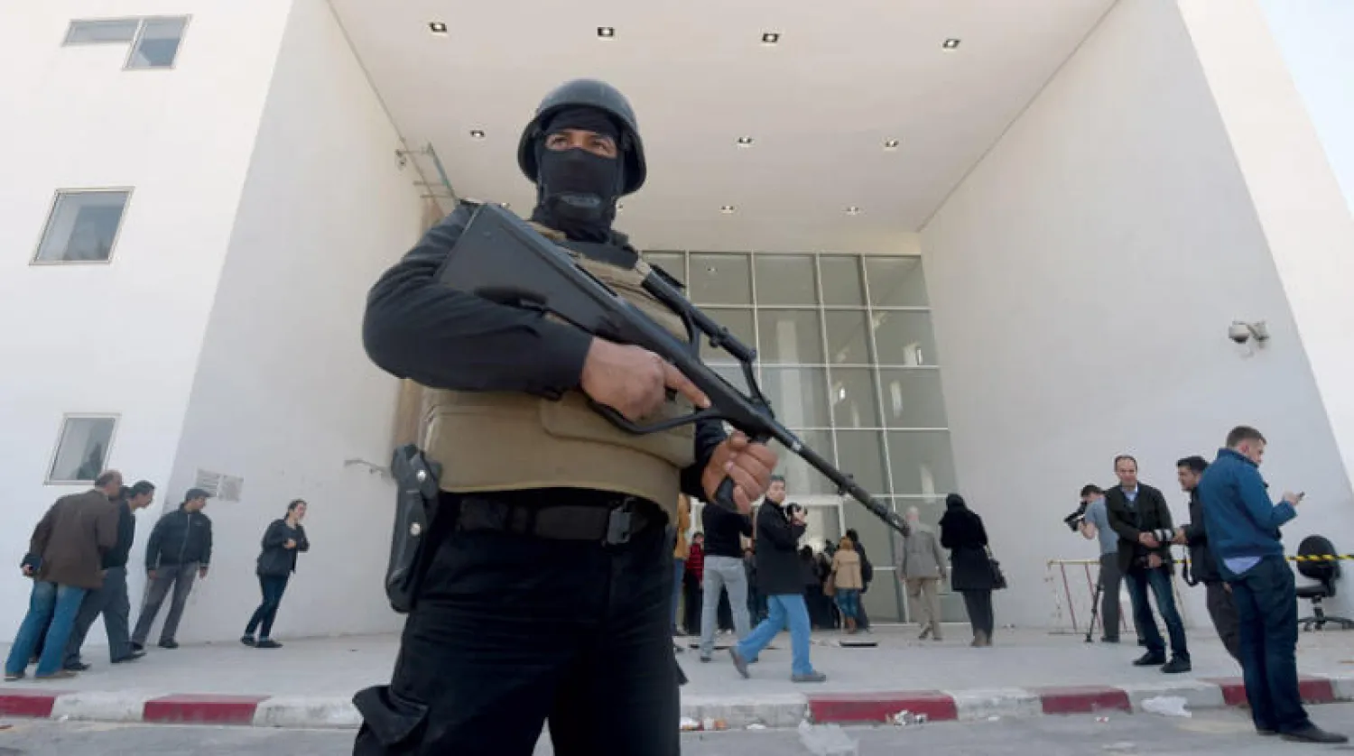 عنصر من قوات الأمن التونسية يقف في حراسة خلال تجمع الصحافيين عند مدخل الزوار بمتحف باردو الوطني بتونس العاصمة 19 مارس 2015 عقب هجوم على السياح الأجانب (غيتي)