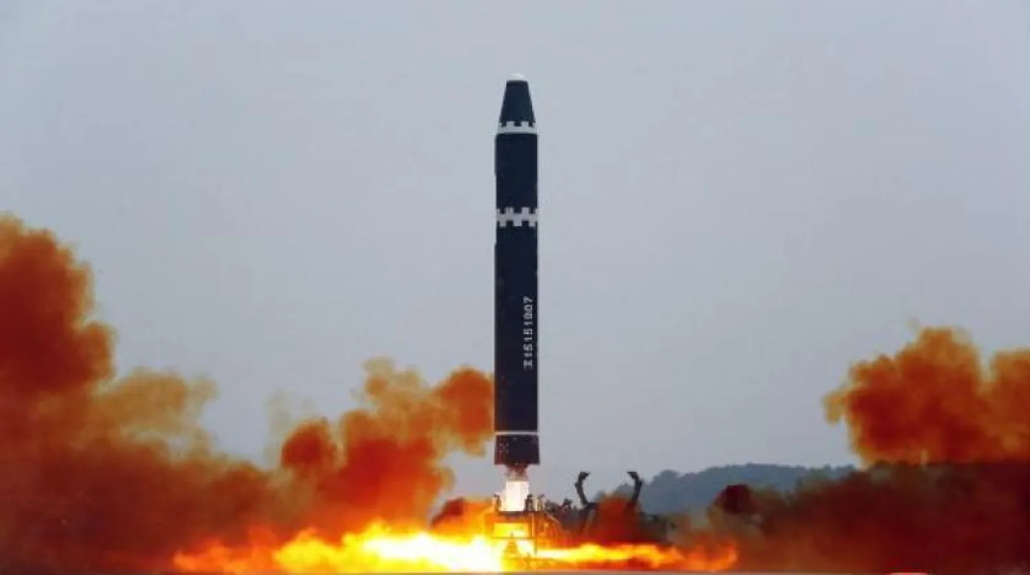 Kuzey Kore resmi haber ajansı KCNA’nın dün kıtalararası balistik füze Hwasong-15’in fırlatma testinden yayınladığı bir fotoğraf (AFP)