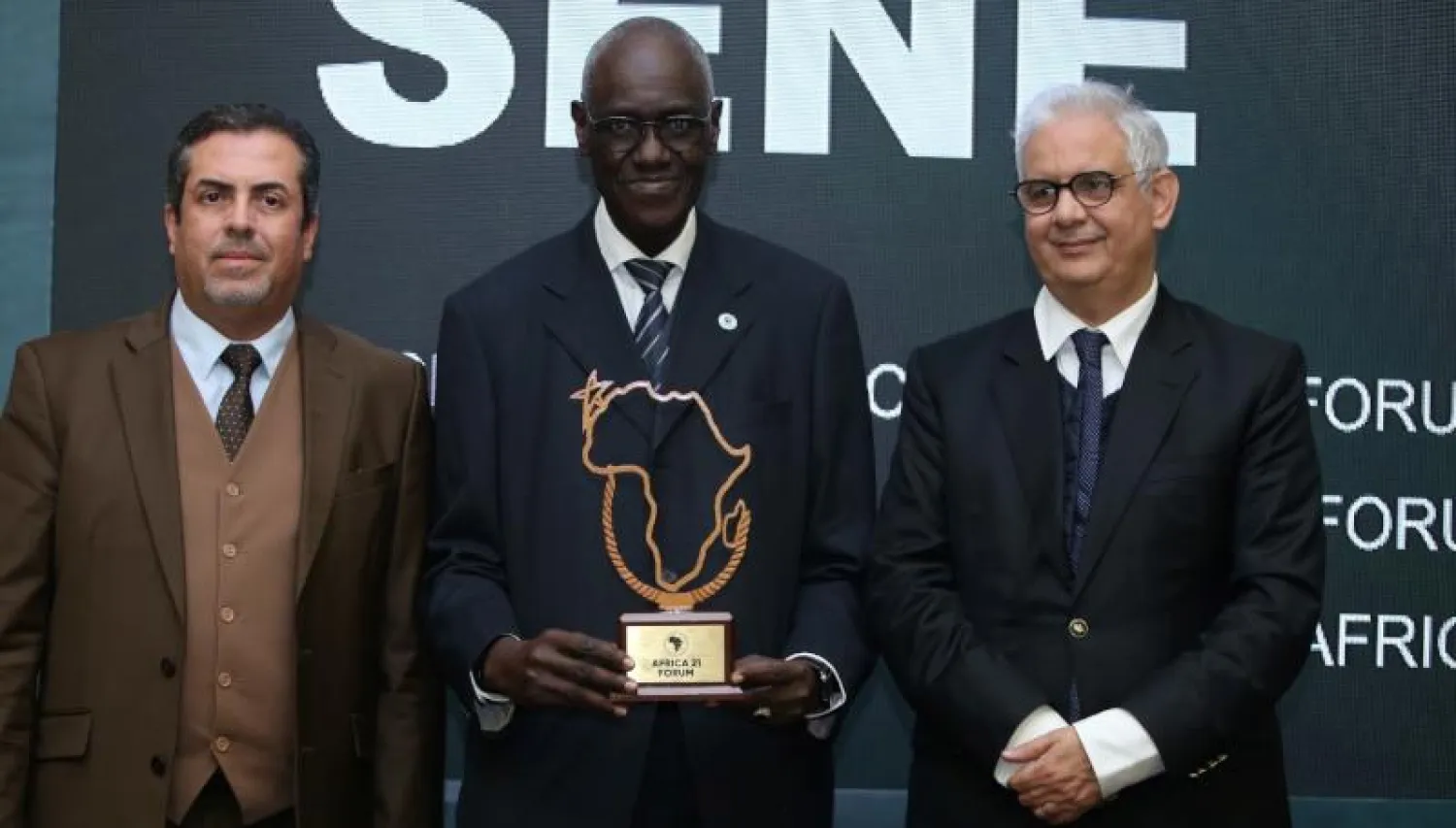 نزار بركة وزير التجهيز والماء المغربي مشاركاً في إحدى فعاليات منتدى «أفريكا 21» بالدار البيضاء (الشرق الأوسط)