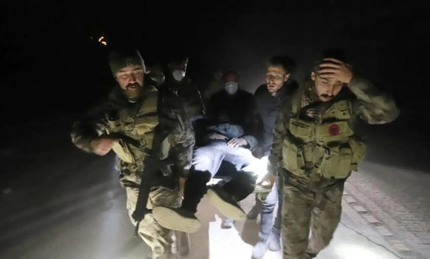 أفراد من القوات الخاصة التابعة للشرطة التركية ينقلون رجلاً مصاباً بعد الزلزال (رويترز)