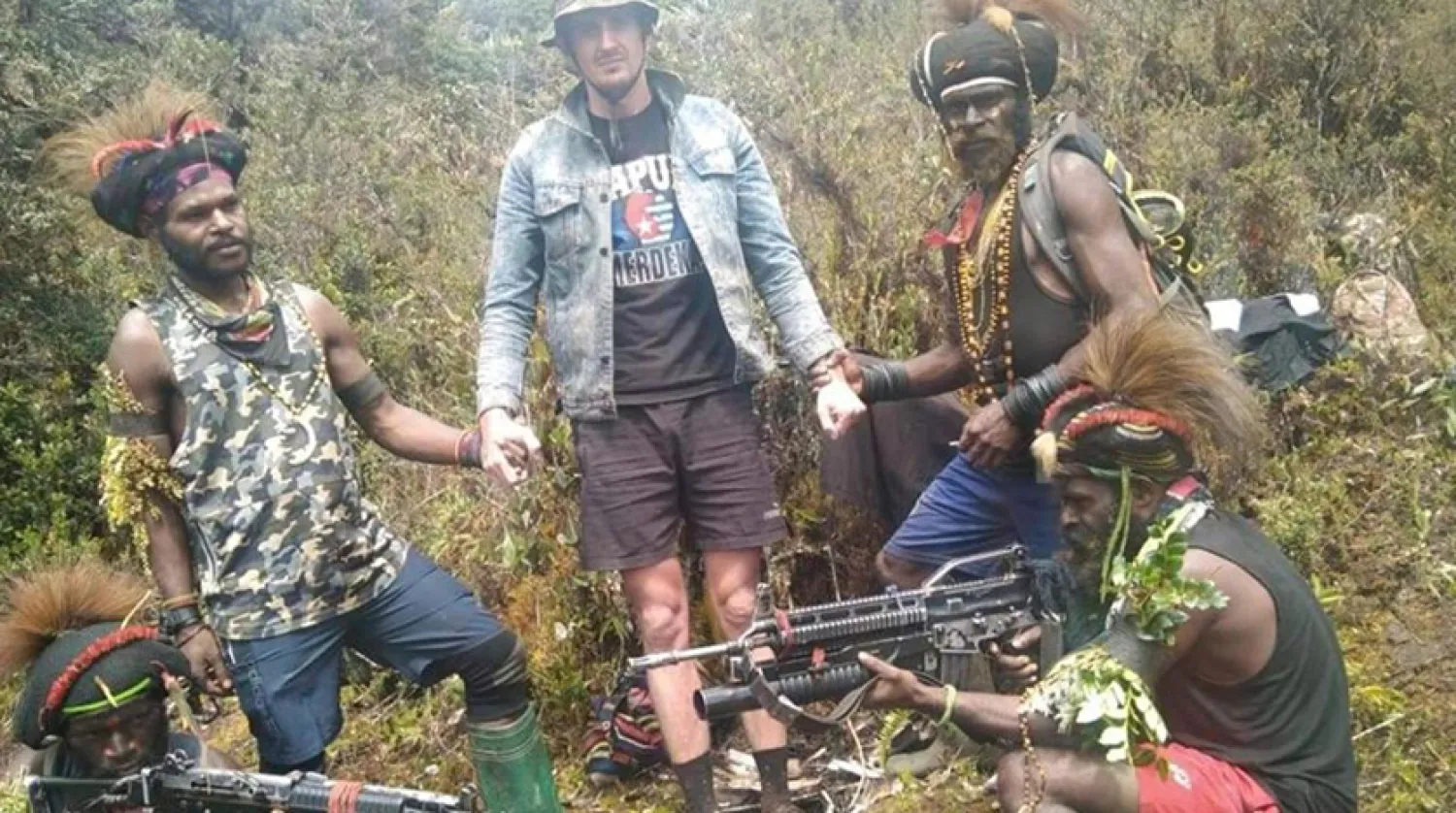 Batı Papua Kurtuluş Ordusu isimli örgüt, Mehrtens'in kullandığı uçağı ateşe verip onun pozlarını yayımlamıştı  (AP)
