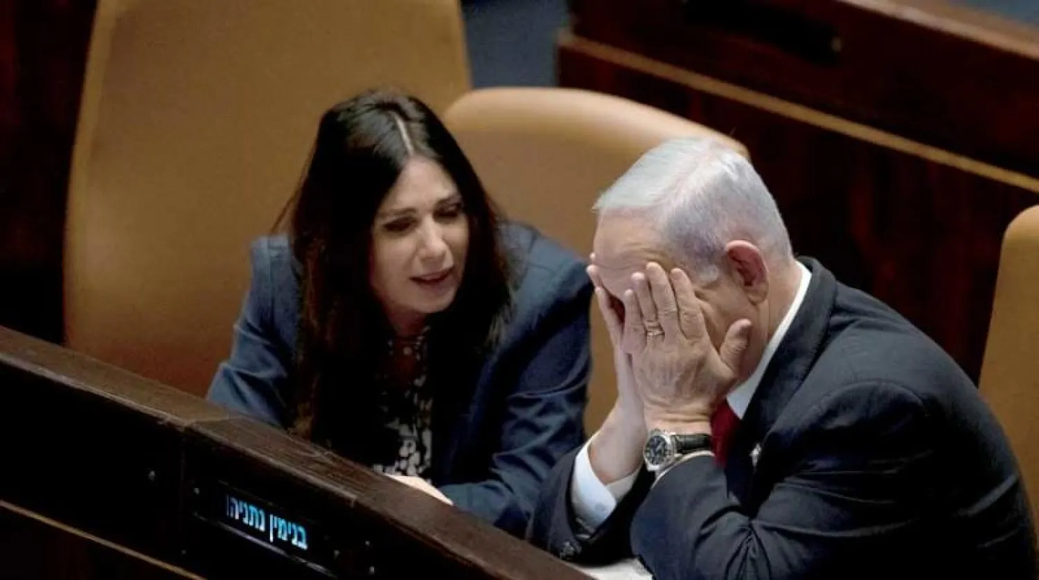 نتنياهو مع وزيرة النقل والسلامة في جلسة الكنيست الاثنين للتصويت على إصلاح النظام القضائي (رويترز)