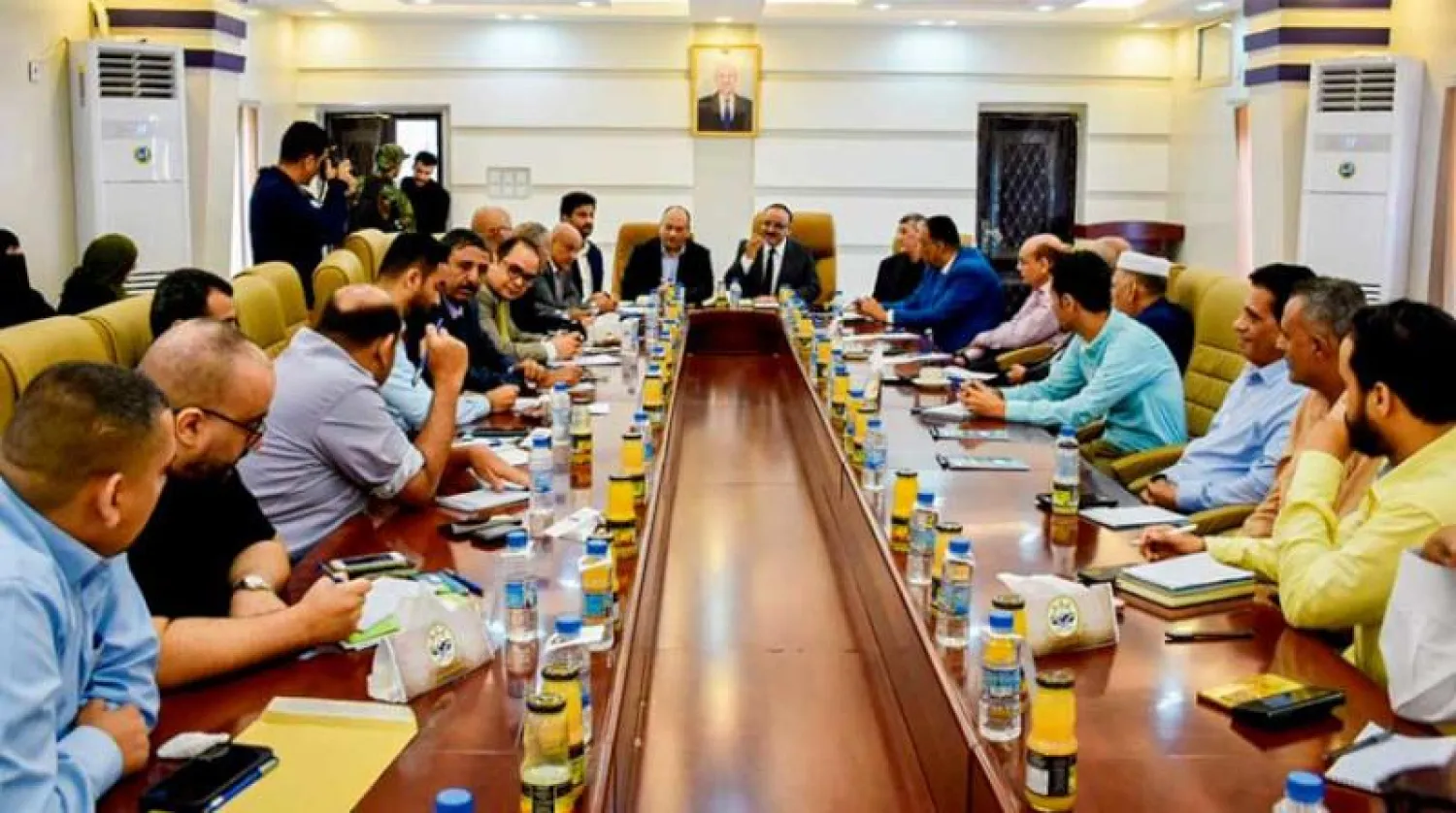اجتماع مسؤولي النقل والتجارة والصناعة في الحكومة اليمنية بعدن (سبأ)