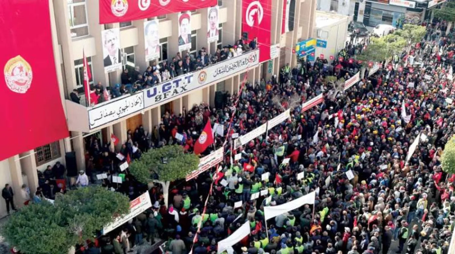 جانب من الاحتجاجات التي نظمها «اتحاد الشغل التونسي» في صفاقس نهاية الأسبوع الماضي (إ.ب.أ)