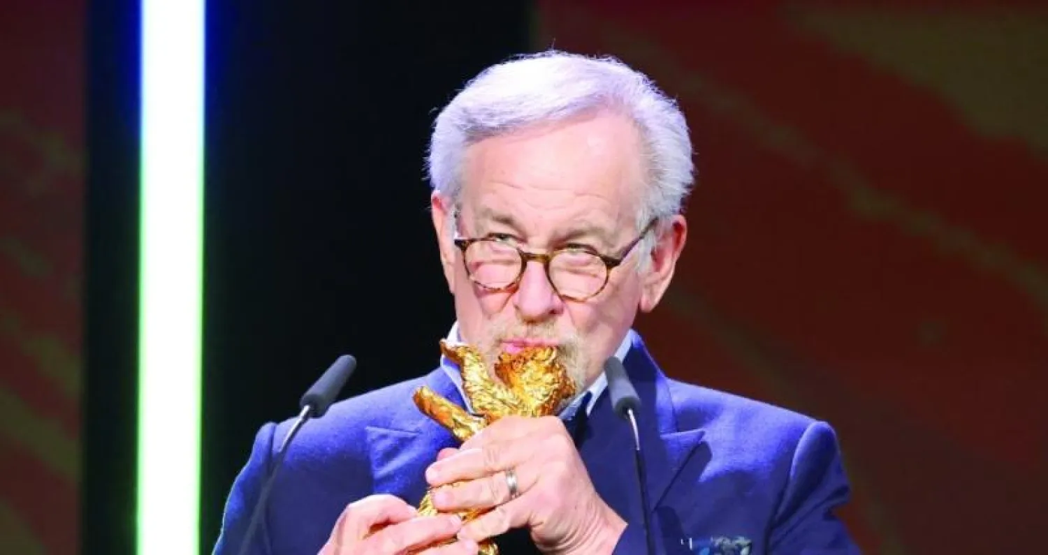 ستيفن سبيلبرغ لدى حصوله على جائزة الدب الذهبي الفخرية (رويترز)