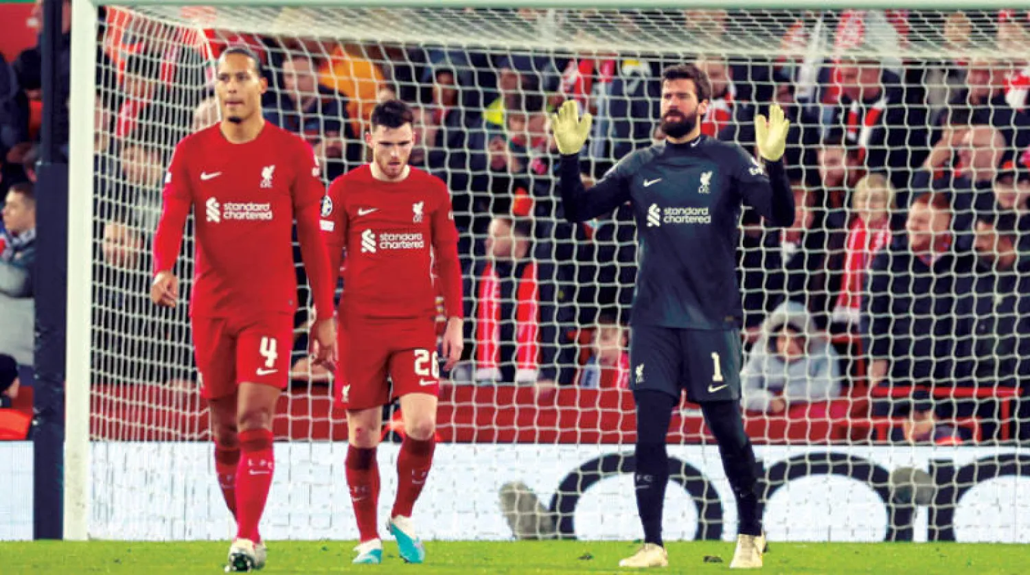 الحسرة بادية على الحارس أليسون بيكر ومدافعي ليفربول بعد الهزيمة القاسية أمام الريال (رويترز)