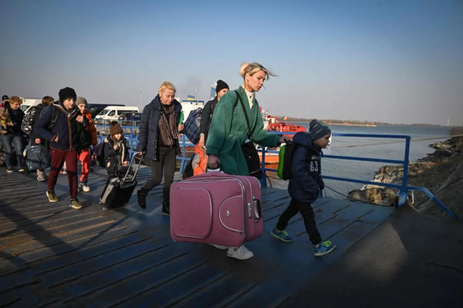 صورة تم التقاطها في 24 مارس 2022 للاجئين أوكرانيين تظهر الأطفال يحملون حقائب ظهر صغيرة (أ.ف.ب)