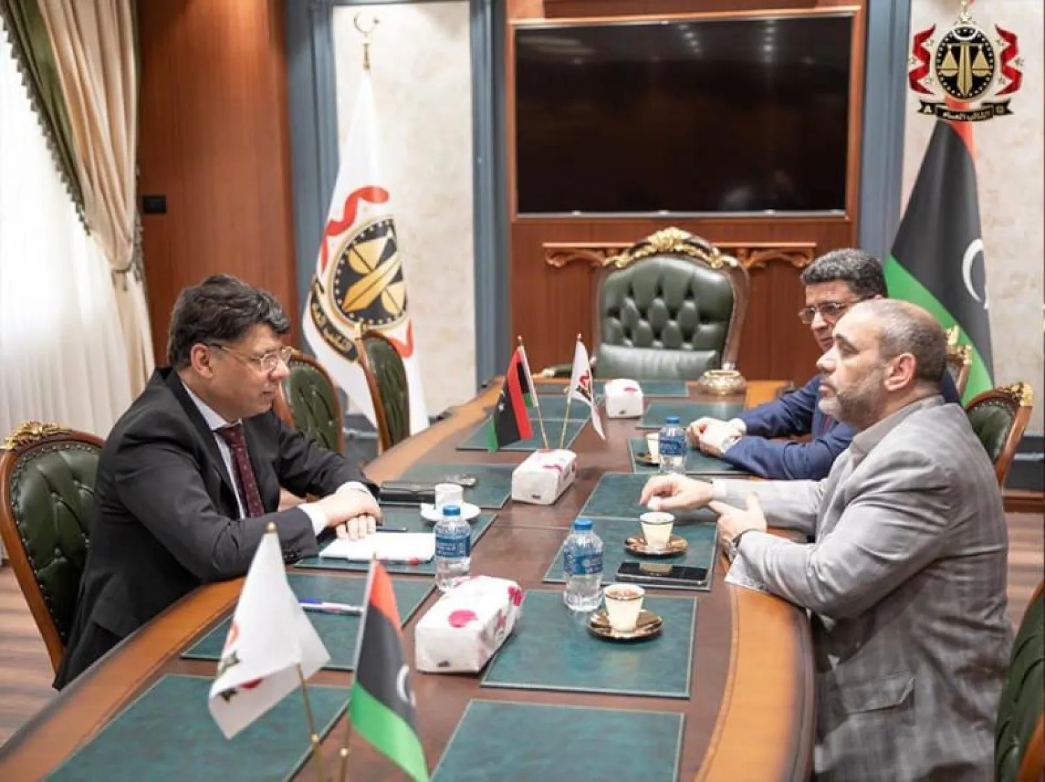 النائب العام الليبي خلال اجتماعه مع رئيسي مجلس الدولة وديوان المحاسبة (النائب العام الليبي)