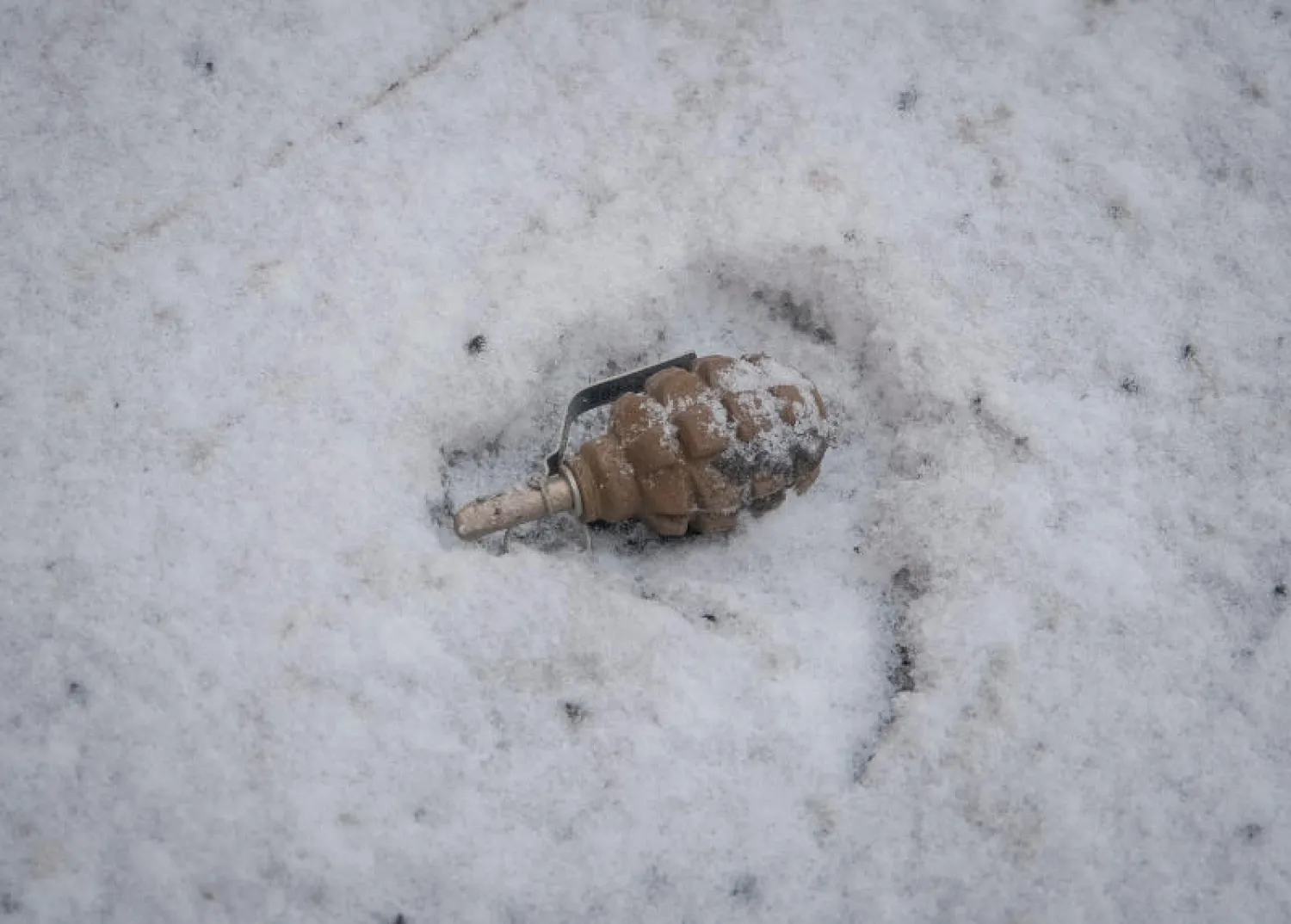 قنبلة يدوية لم تنفجر فوق ساحة المعركة لدى بلدة فوليدار شرق أوكرانيا (رويترز)