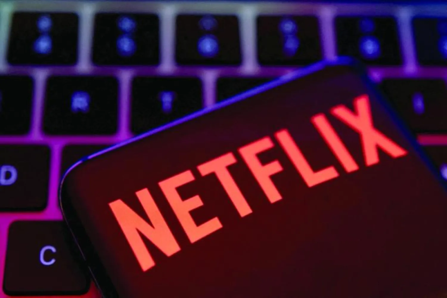 شعار شركة «نتفليكس» للبث الرقمي على شاشة أحد الهواتف الذكية (رويترز)