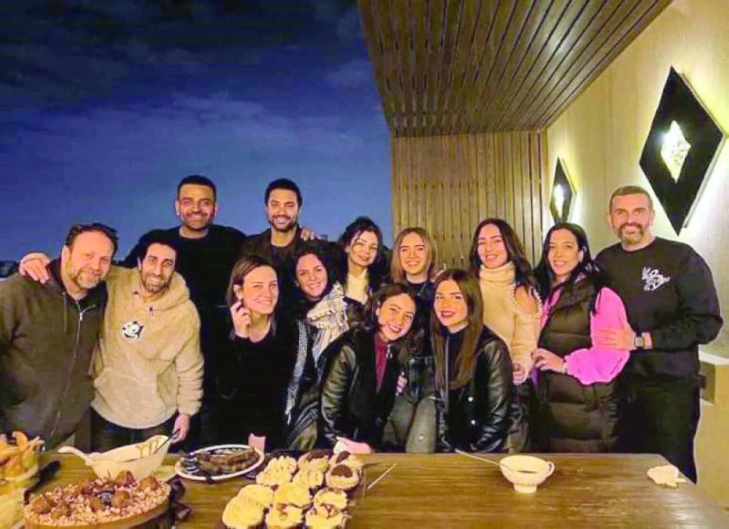 المخرج وأبطال المسلسل يحتفلون بنهاية التصوير (الشركة المنتجة للفيلم)