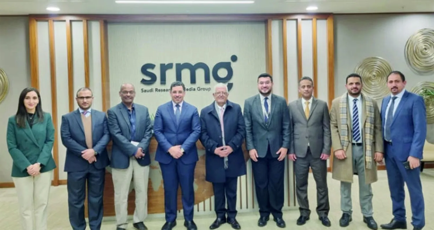 الدكتور أحمد بن مبارك في لقطة تذكارية مع محرري «الشرق الأوسط» وأعضاء في السلك الدبلوماسي اليمني (الشرق الأوسط)